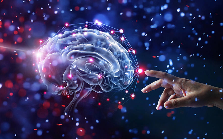 Künstliche Intelligenz - Hand zeigt auf Hirn