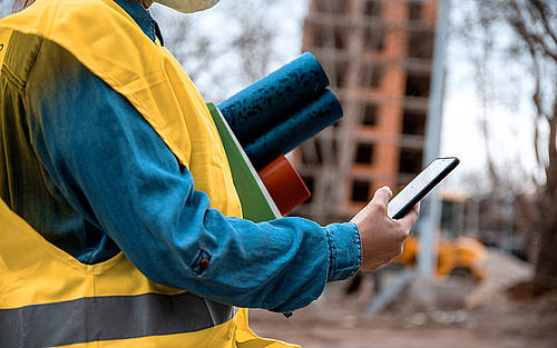 Mensch mit Handy in der Hand