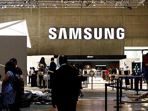 Samsung kündigte auf der IFA in Berlin sein erstes Mittelklasse-Smartphone mit dem schnellen Datenfunk-Standard 5G an. Foto: Carsten Koall