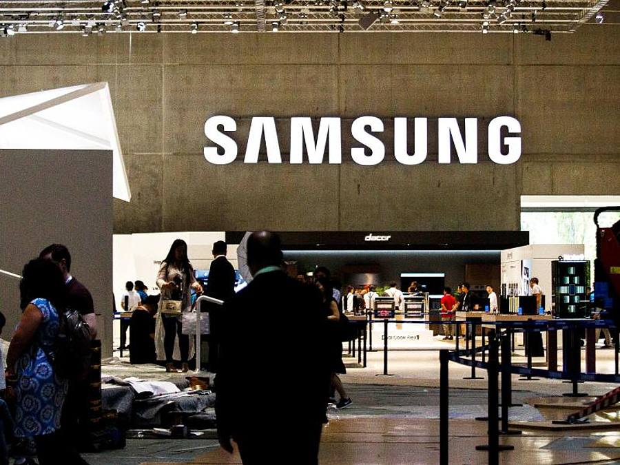 Samsung kündigte auf der IFA in Berlin sein erstes Mittelklasse-Smartphone mit dem schnellen Datenfunk-Standard 5G an. Foto: Carsten Koall