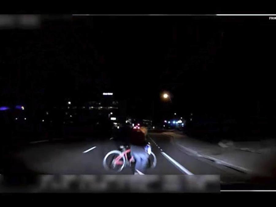 Das von der Polizei Tempe herausgegebene Bild aus einem Video, das eine fest installierte Kamera aufgenommen hat, zeigt den Moment kurz bevor ein selbstfahrendes Auto von Uber eine Frau anfährt. Foto: Tempe Police Department/AP/dpa