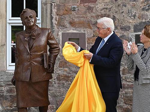 Bundespräsident Frank-Walter Steinmeier enthüllt eine Bronzestatue der Kasseler Ehrenbürgerin Elisabeth Selbert. Steinmeier würdigte Selbert, die als eine der "Mütter des Grundgesetzes" und Kämpferin für die Gleichberechtigung von Frauen gilt. Foto