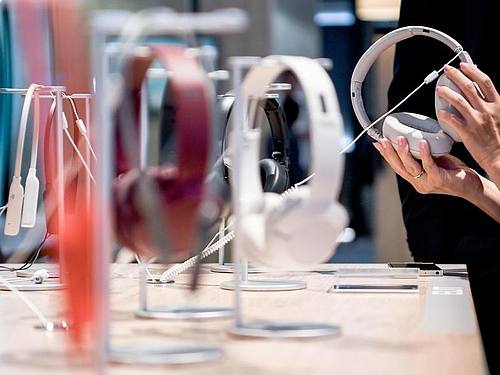 Die Nachfrage nach Spielekonsolen, Kopfhörern und Digitalkameras aus ausländischer Produktion ist in Deutschland weiter gestiegen. Foto: Britta Pedersen/dpa-Zentralbild/dpa