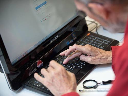 Ein Mitglied des Senioren Computer Club SCC surft im Netz. Viele Ältere fühlen sich nicht sehr sicher im Umgang mit dem Internet. Foto: Tim Brakemeier
