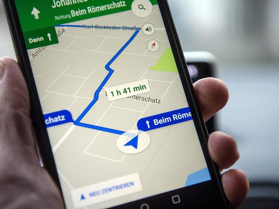 Google Maps auf dem Smartphone. Foto: Christoph Dernbach/dpa