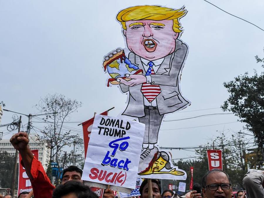 Trump Gegner protestieren in Neu Delhi. Foto: Alex Brandon/AP/dpa