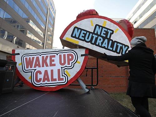 Protestaktion vor dem Gebäude der Telekommunikationsaufsicht FCC in Washington Foto: Carolyn Kaster/AP
