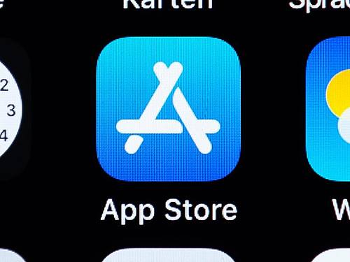 App-Entwickler, die auf Apples Download-Plattformen weniger als eine Million Dollar pro Jahr einnehmen, werden künftig eine niedrigere Abgabe für ihre digitalen Erlöse bezahlen. Foto: Silas Stein/dpa