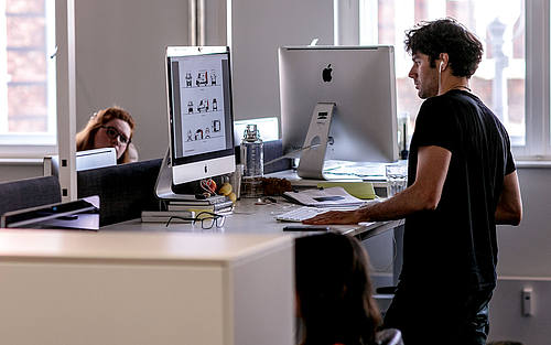 Serviceplan-Mitarbeiter an einem iMac in Berlin