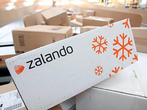 Ein Paket des Modehändlers Zalando liegt auf einem Paketförderband. Foto: Bodo Marks/dpa