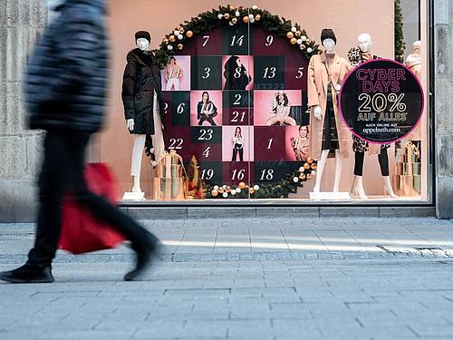 Ein weihnachtlich dekoriertes Schaufenster in Essen. Foto: Fabian Strauch/dpa