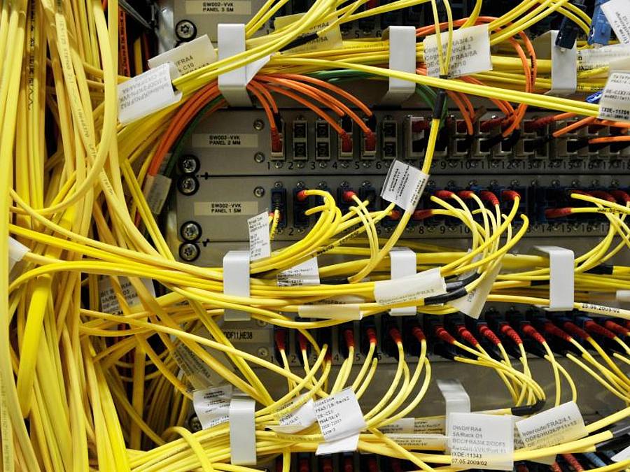 Der in Frankfurt basierte weltgrößte Internet-Knoten DE-CIX . Foto: Boris Roessler/dpa