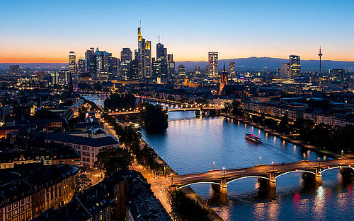 Die nächtliche Skyline von Frankfurt