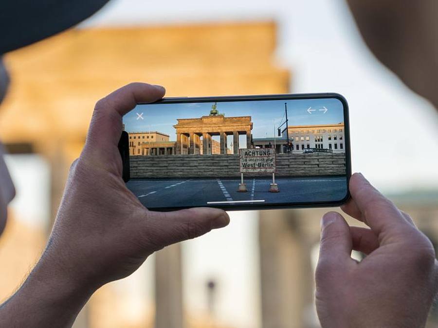 Samrtphone am Brandenburger Tor. Foto: Brooks Kraft/Apple/dpa