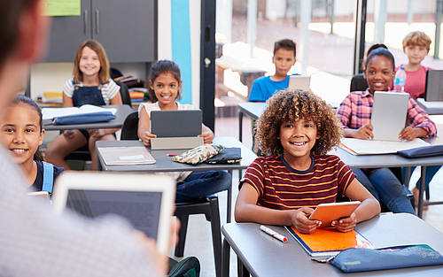 Schulkinder mit Tablets