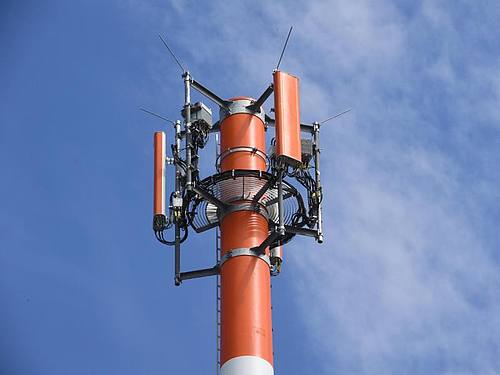 Ein Sendemast mit verschiedenen Antennen für den Mobilfunk. Foto: Stefan Sauer/zb/dpa