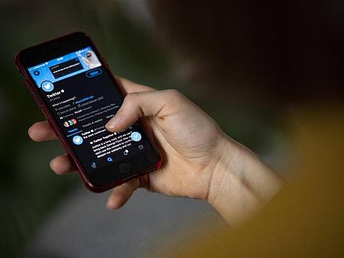 Auf dem Bildschirm eines Smartphones sieht man die Timeline in der App Twitter. Foto: Fabian Sommer/dpa
