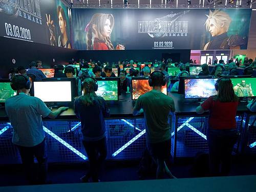 Besucher auf der Messe Gamescom im Jahr 2019. Foto: Henning Kaiser/dpa