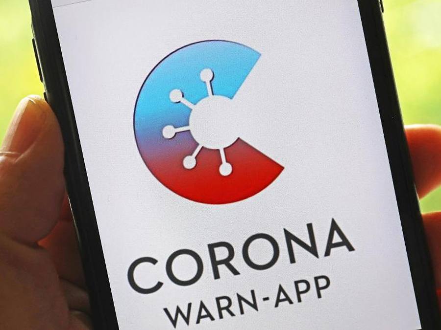 Die offizielle Corona-Warn-App ist auf einem Smartphone zu sehen. Foto: Oliver Berg/dpa