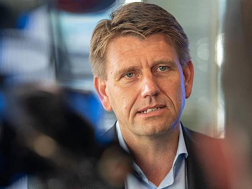 Der Vorstandsvorsitzende der TeamViewer AG, Oliver Steil, im Foyer des Unternehmenssitzes. Foto: Stefan Puchner/dpa