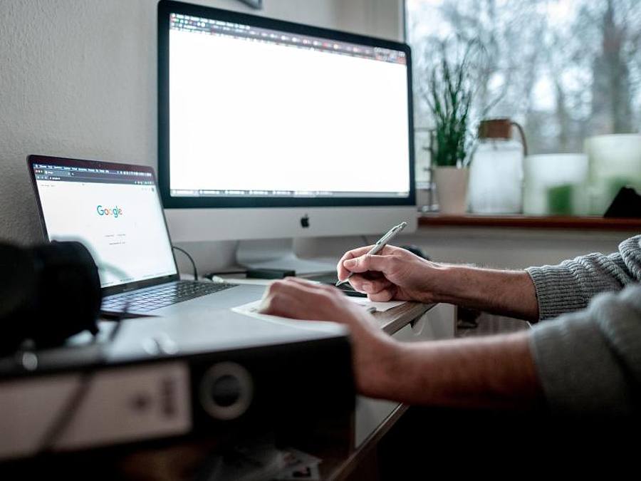 Beim Thema Homeoffice nach der Corona-Pandemie zeigen sich viele Firmen in Deutschland skeptisch. Foto: Fabian Strauch/dpa/Illustration