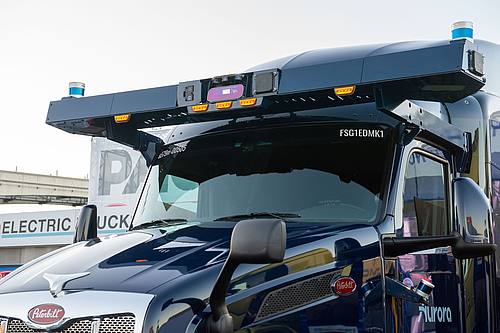 Die Roboterwagen-Firma Aurora zeigt einen selbstfahrenden Sattelschlepper auf der Technik-Messe CES in Las Vegas.