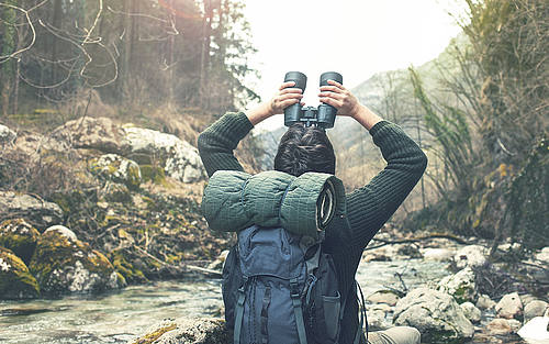 Wanderer mit Fernglas