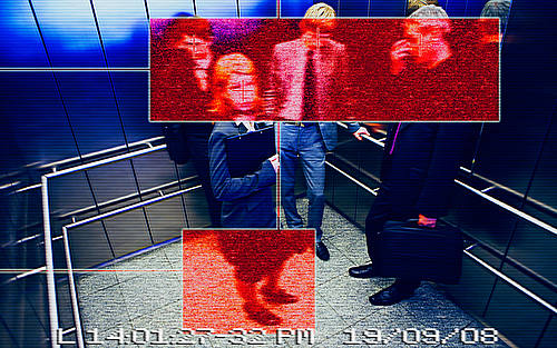 Blick über Sicherheitskamera auf Menschen im Fahrstuhl