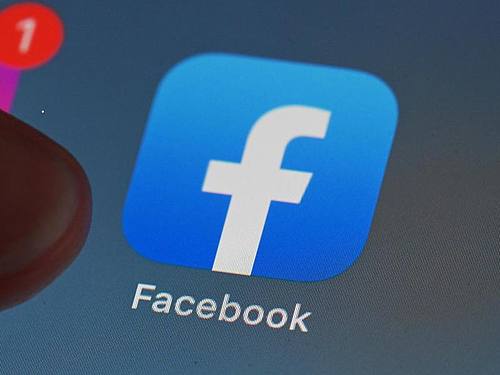 ILLUSTRATION - Auf dem Bildschirm eines Smartphones ist die Facebook-App zu sehen. Foto: Uli Deck/dpa