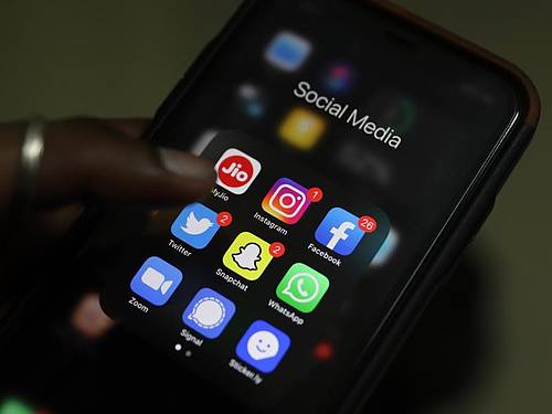 Die Apps von sozialen Netzwerken und Messengerdiensten von oben links: MyJio, Instagram, Facebook, Twitter, Snapchat, WhatsApp, Zoom, Signal, Sticker.ly. Foto: Sri Loganathan/ZUMA Press Wire/dpa