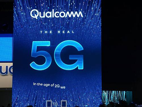 Werbeschild der Firma Qualcomm auf der CES Messe. Foto: Christoph Dernbach/dpa