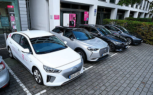Autos vor E-Ladestation
