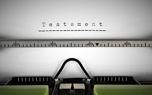 Alte Schreibmaschine mit Testament