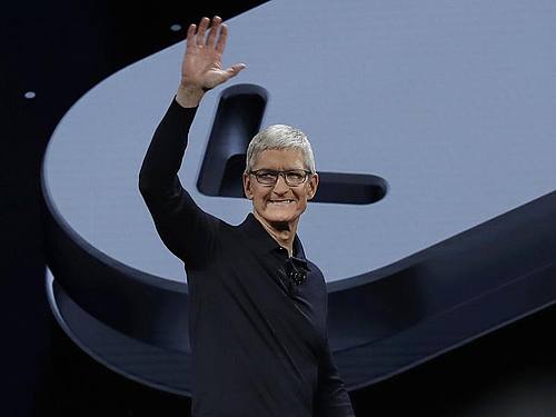 Konferenzteilnehmer der Apple-Entwicklerkonferenz WWDC stehen vor dem McEnery Convention Center an. Foto: Marcio Jose Sanchez/AP