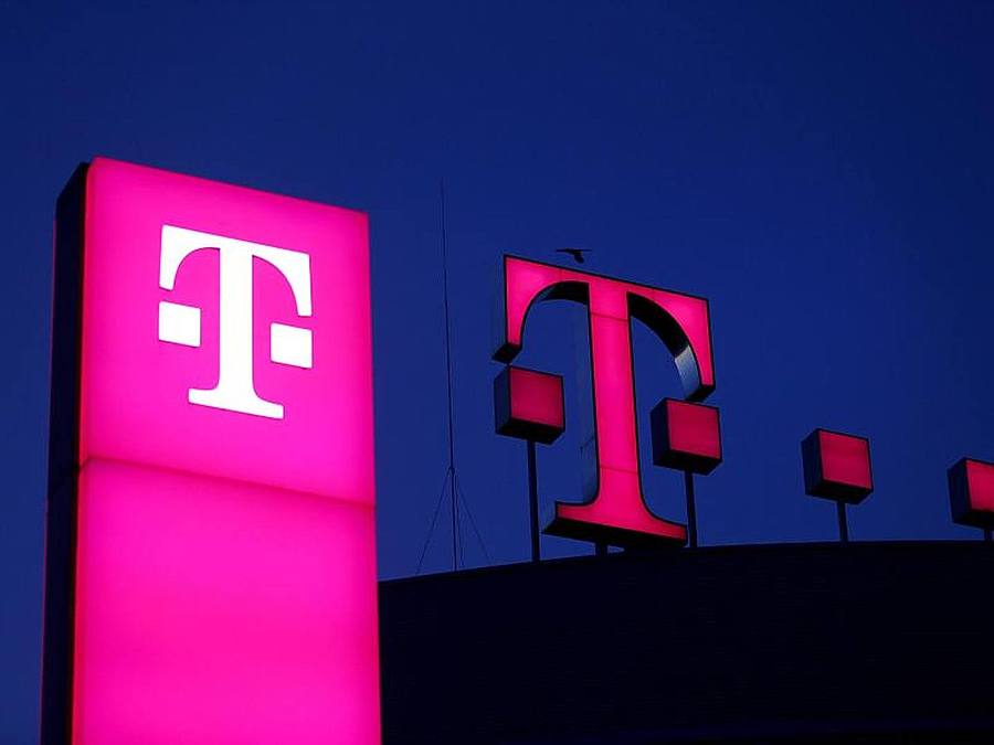 Telekom Logos auf Firmengebäude