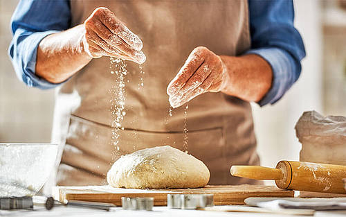 Mann bereitet Teig zum Backen vor