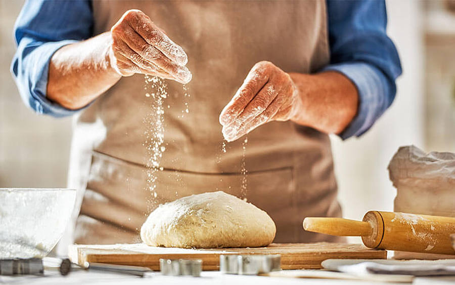 Mann bereitet Teig zum Backen vor