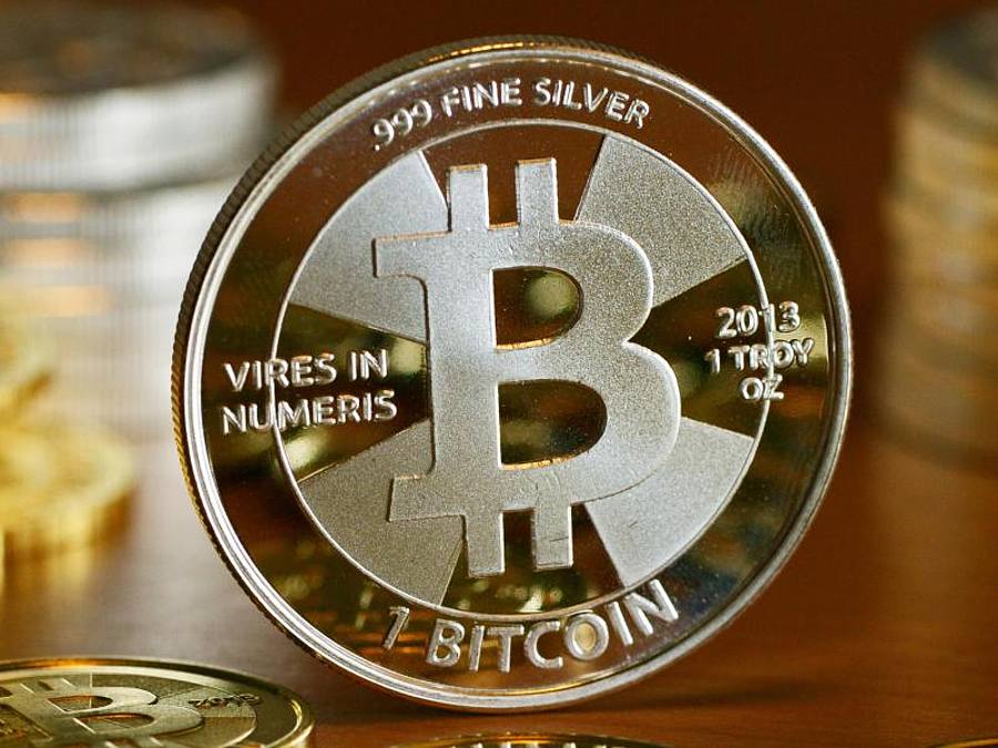 Wer Bitcoins hält, kann sich freuen: Der Kurs der Kryptowährung ist nach oben geschnellt. Foto: Jens Kalaene/ZB