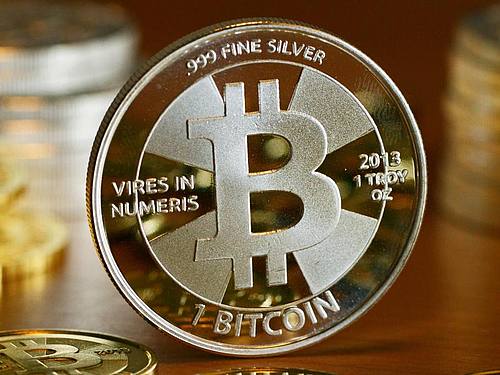 Wer Bitcoins hält, kann sich freuen: Der Kurs der Kryptowährung ist nach oben geschnellt. Foto: Jens Kalaene/ZB