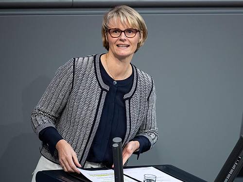 Bundesforschungsministerin Anja Karliczek (CDU) will ein Projekt zum Einsatz von Künstlicher Intelligenz bei der Behandlung von Tumoren fördern. Foto: Bernd von Jutrczenka/dpa