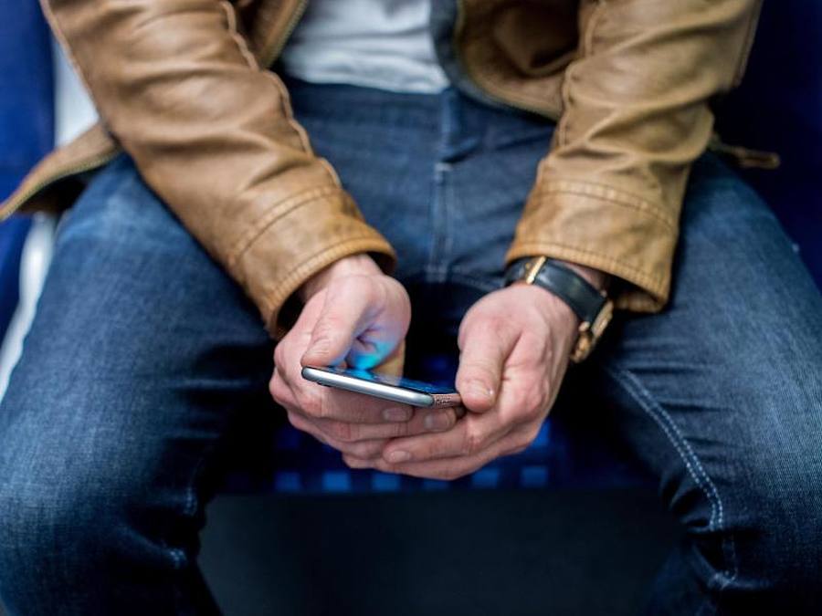 Bei Jugendlichen und jungen Erwachsenen ist die Nutzung mobiler Kommunikationsdienste mittlerweile fast flächendeckend verbreitet. Foto: picture alliance / Hauke-Christian Dittrich/dpa