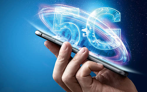 Ein 5G-Logo über einem Smartphone