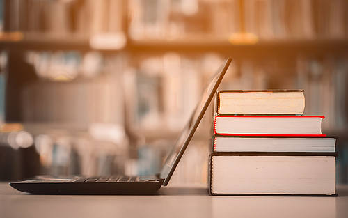 Schulbücher und Laptop