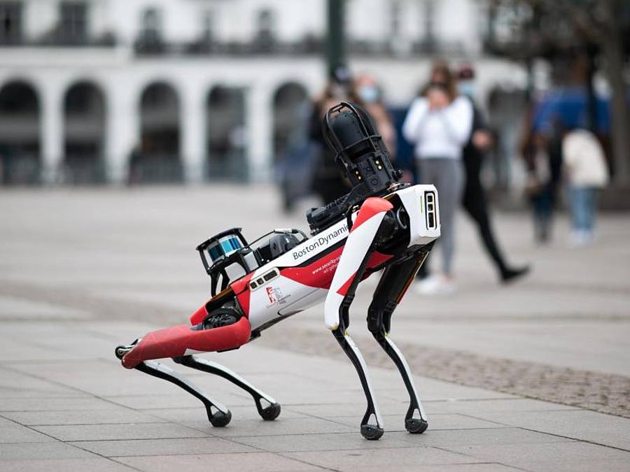 Die mit ihren laufenden Robotern bekanntgewordene Firma Boston Dynamics gehört nun dem südkoreanischen Autobauer Hyundai. Foto: Daniel Reinhardt/dpa