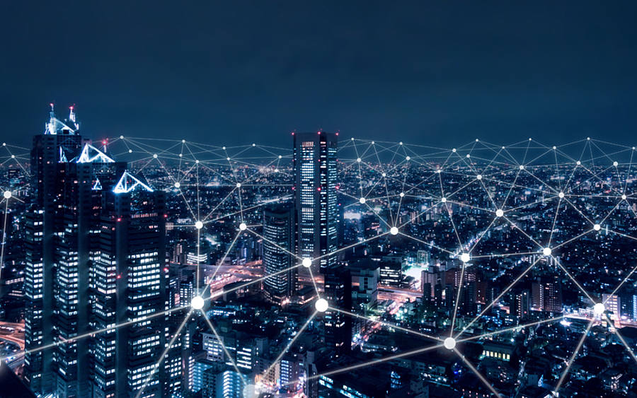 Visualisierung eines Mobilfunknetzes über einer Großstadt