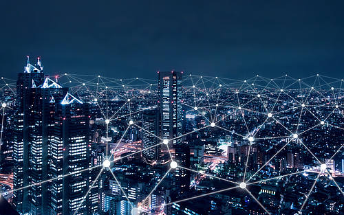 Visualisierung eines Mobilfunknetzes über einer Großstadt