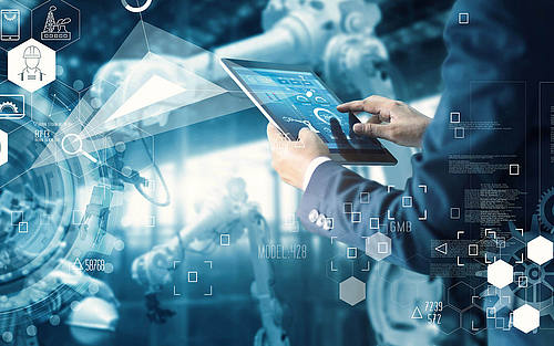 Mann ruft über Tablet-PC IoT-Symbole ab