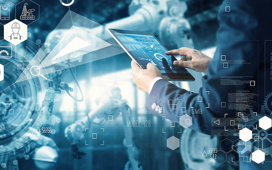 Mann ruft über Tablet-PC IoT-Symbole ab