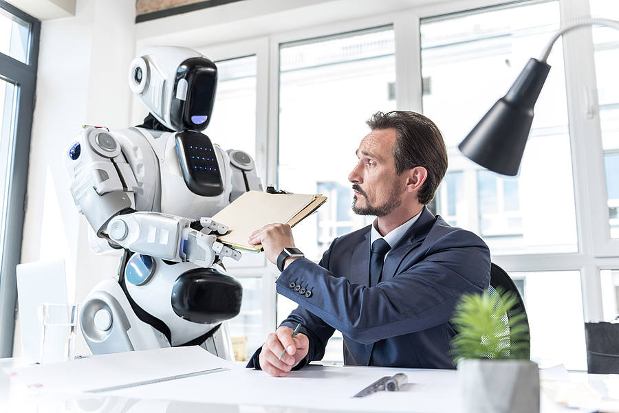 Roboter und Mensch