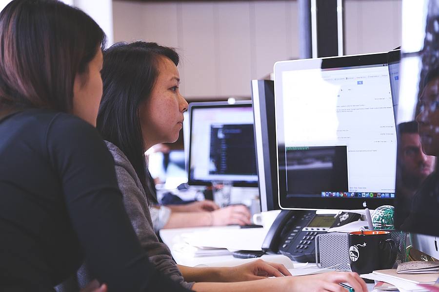 Büromitarbeiter vor Computer